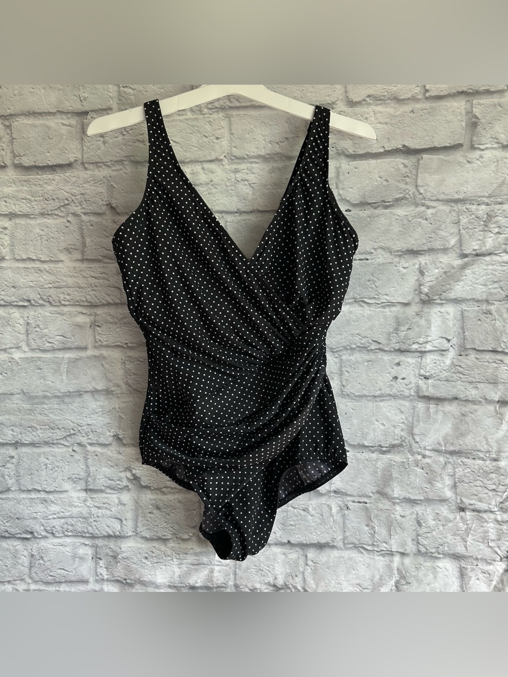 PREOWNED MIRACLESUIT BLACK WHITE POLKA DOT ONE PIECE BATHING SUIT WOMENS LARGE L
